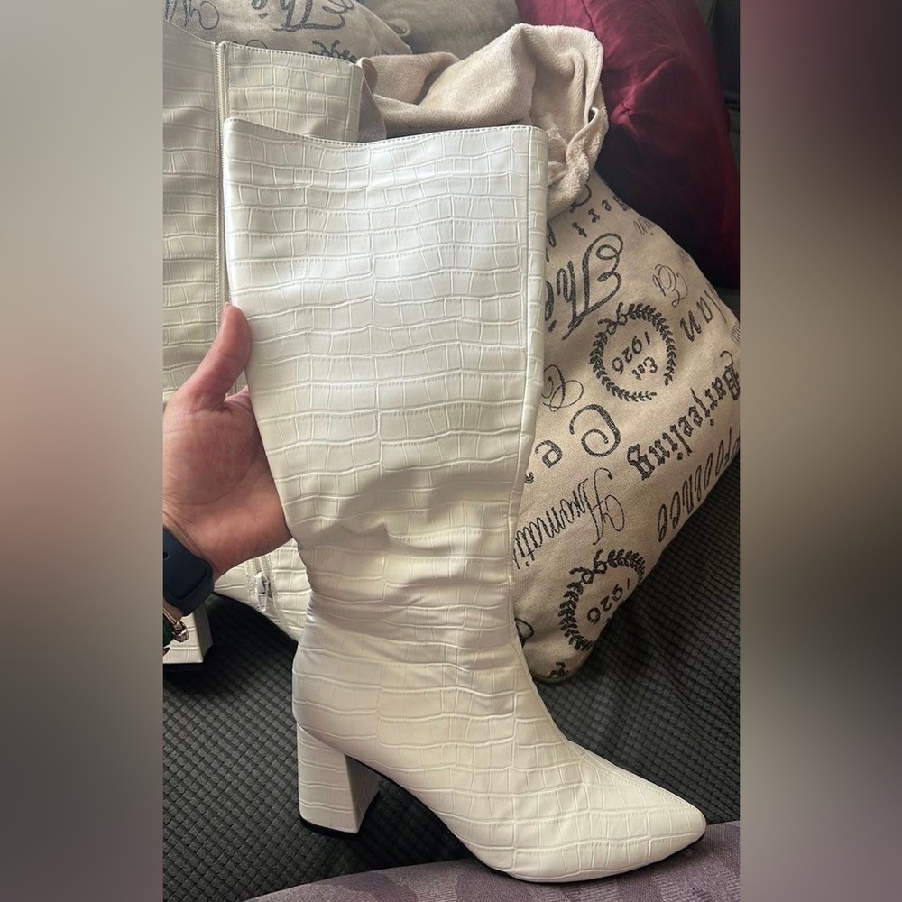 White boots in perfect condition